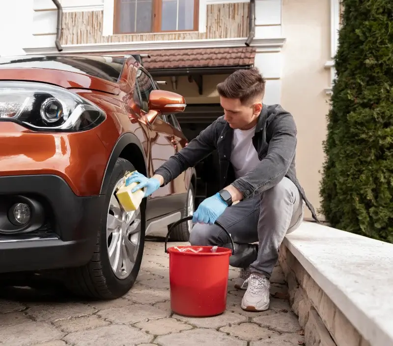 Lavage auto à domicile Saint-Georges-de-Luzençon : professionnel intervenant sur un véhicule